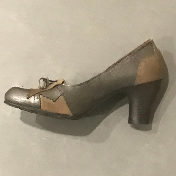 GOLD BUTTON METALLIC LEATHER HIGH HEEL SHOE - Picture 2 of 2